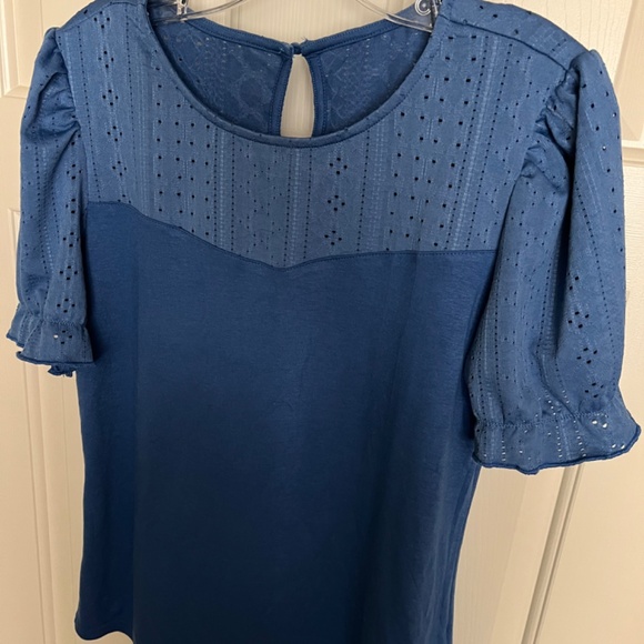 Puff Sleeve Tunic with Keyhole Closure & Cutout Detail Size M - Picture 1 of 6